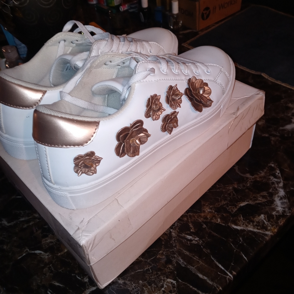 JUST FAB BRAND NEW 3D FLOWER FASHION SNEAKER.